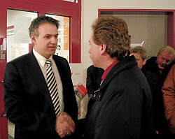 Johann Brandl gratuliert Roland Grillmeier zur Wiederwahl